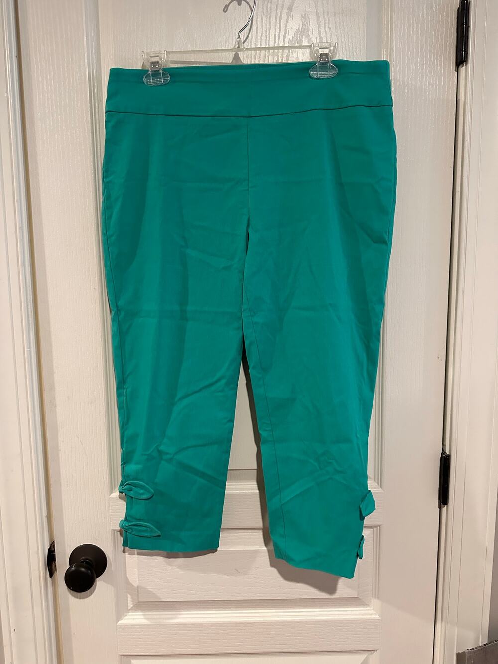 Women's Crown and Ivy teal cropped pants 12P with bow accents